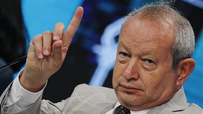 “ساويرس” عن وقف تراخيص إعلانات الشوارع: “لسه فاضل عمارتين باينين”