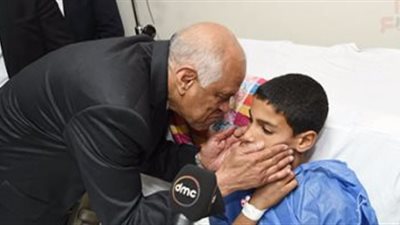 رئيس “النواب” يُداعب طفلا مصابا بحادث “الروضة”: “هنقضيلك عليهم”