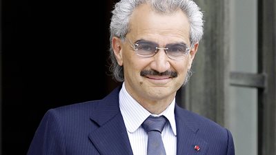 حقيقة صور الوليد بن طلال وعبد العزيز بن فهد على أرض فندق “ريتز كارلتون”