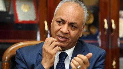 “بكرى”: “شفيق” وصل لمنزله بالتجمع الخامس.. وتعيين حراسة مشددة لحمايته