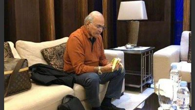 مؤيدو “شفيق” ينشرون صورة له من داخل أحد فنادق القاهرة: “بيأكل موز”
