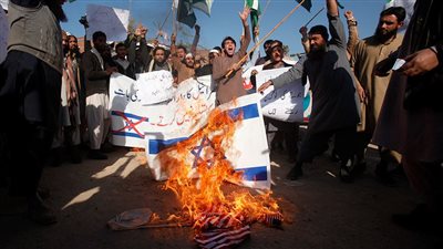 رغم الحصار.. اليمنيون يشاركون فى مظاهرة عقب صلاة الجمعة تنديداً بقرار ترامب