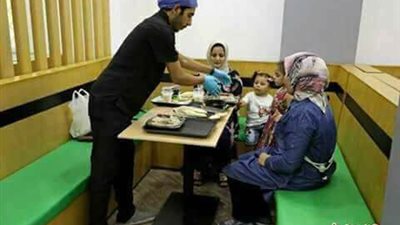 دكتور كبدة.. أول مطعم لأطباء بيطريين يقدم الأكل بدمنهور (صور)