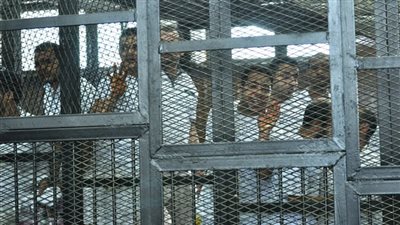 مشاجرة فى القفص بمحاكمة شبكة تجارة “الأعضاء البشرية” تتسبب في رفع الجلسة