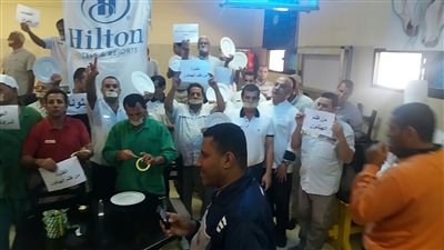 عمال يحتجون ضد إدارة فندق “هيلتون” بشرم الشيخ للمطالبة بحقوقهم (صورة)