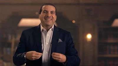 عمرو خالد: القرآن سبق “آينشتين” بالكشف عن مصدر الجاذبية قبل 13قرنًا (فيديو)