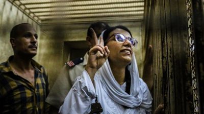 الحبس عامين لـ ماهينور المصري و3 سنوات لـ4 آخرين بتهمة “التظاهر ضد اتفاقية ترسيم الحدود مع السعودية”