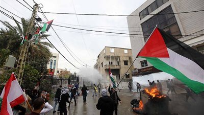  اشتباكات عنيفة بين الفلسطينيين وقوات الاحتلال بالقدس.. وحماس تُطلق صاروخ على مواقع عسكرية