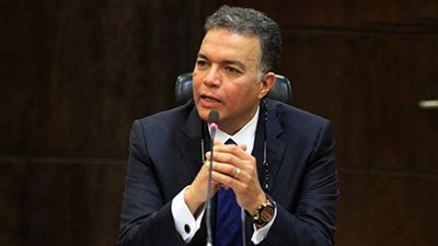 وزير النقل: “تذكرة المترو بتجيب بيضة ونص فى مصر.. وفى باريس 7 بيضات” (فيديو)