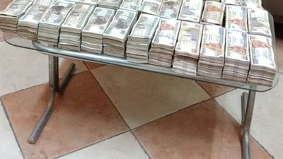 ضبط شخص بحوزته 2.5 مليون جنيه داخل “قطار الغلابة” بأسيوط
