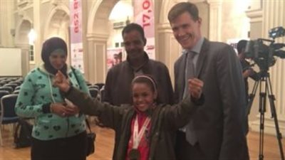 السفير البريطاني يهدى مروة “بائعة المناديل” جائزة “أكثر مصرية ملهمة”