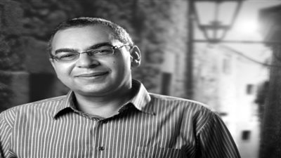 رحيل الروائي أحمد خالد توفيق عن عمر يناهز 55 عاماً