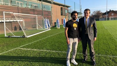 وزير التعليم العالي يمنح محمد صلاح ميدالية تكريم بمقر نادي ليفربول