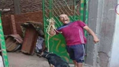 جريمة صادمة.. شاب يشنق كلبا ويلتقط صورا معه (فيديو)