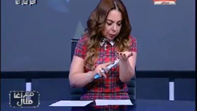 مذيعة تتحدث عن الانتحار فتقطع شراينها على الهواء (فيديو)