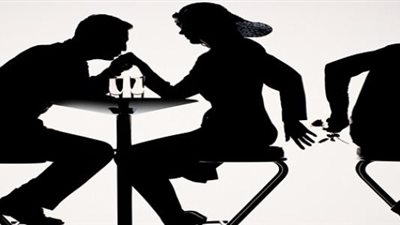 اكتشف خيانة زوجته بالصدفة.. 3 مصريين بالكويت يعذبون رابع بطريقة مروعة