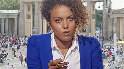 صحفية “دويتش فيلة” عن الانتهاك الجنسي: “فرض عليّ التعليق وأحتفظ بحقي القانوني” (صورة)