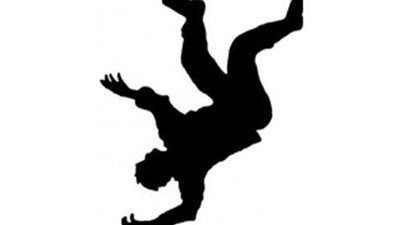 طفل أربع سنوات يلقي بنفسه من الدور الرابع بسبب كرة