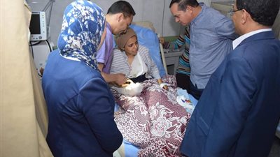 بعد قطع 11 رباطا.. المستشفي الجامعي بسوهاج تنقذ يد فتاة من البتر (صور)