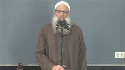 نائب المنوفية يقبل رأس «رسلان» بعد عودته للخطابة (صورة)