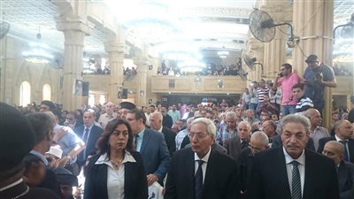 بدء الصلاة على جثمان الأنبا بيشوى بحضور محافظى دمياط والدقهلية