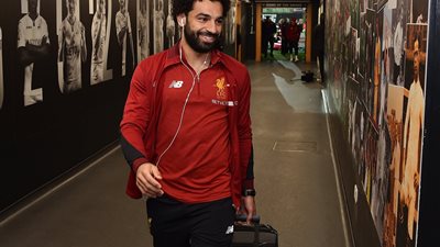 شاهد وصول محمد صلاح ولاعبى ليفربول أرضية ملعب الآنفليد  (فيديو)