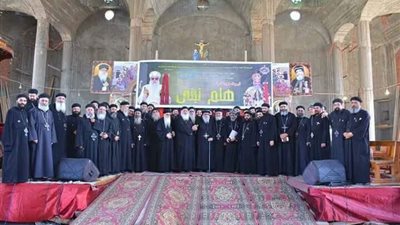 الأنبا باخوميوس يكرم الحاصلين على ماجستير ودكتوراة في البحيرة