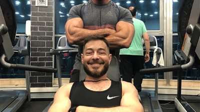 تدريبات مكثفة يخوضها أحمد زاهر ليتخلص من نحافته الشديدة