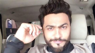 وصول تامر حسني لمنزله بعد تلقيه العلاج في أحد مستشفيات 6 أكتوبر