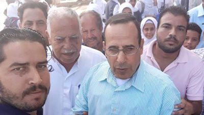محافظ شمال سيناء يتخلى عن حراسته الخاصة ويزور الشيخ زويد متخفياً (صورة)