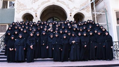 البابا يزور قبر الأنبا بيشوي ويلتقي براهبات دير القديسة دميانة (صور)
