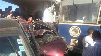 استخراج سيارة من أسفل عجلات ترام الإسكندرية (فيديو)