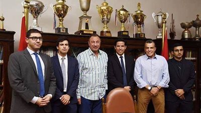 الأهلي يستقبل وفد الفيفا والكاف ومرتجي يهديه علم النادي