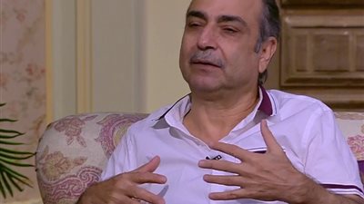 أحمد كمال يُنشاد القاهرة السينمائي بالتراجع عن تكريم المخرج كلود ليلوش: “صهيوني متعصب”