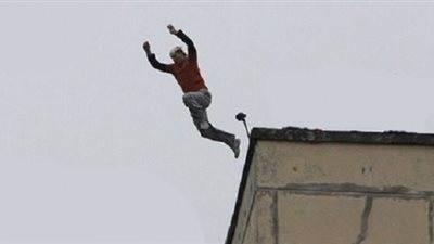 موظف بالجمارك يهدد بالانتحار من مكان عمله ببورسعيد