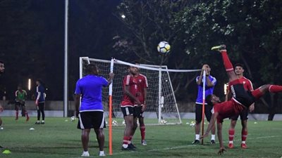 قائد منتخب الإمارات يُحرج لاعب قطر (فيديو)