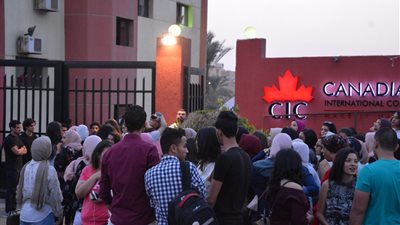 توافد الآلاف من طلاب الجامعة الكندية لحضور حفل رامي صبري (صور)