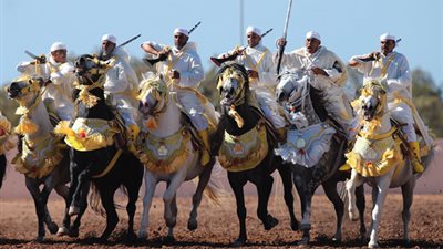 شاهد سرعة وضرب نار فى سباق “التبوريدة” بمعرض الفرس في المغرب (فيديو)