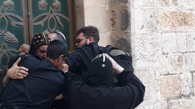 فيديو لحظة الإعتداء على رهبان دير السطان.. ومصادر: البابا يبحث الأمر مع أعلى المستويات