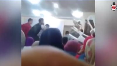 علشان نسيوا المذكرة.. مدرس يسب الطلاب بألفاظ نابية ويعتدي عليهم “بكرسى” (فيديو)