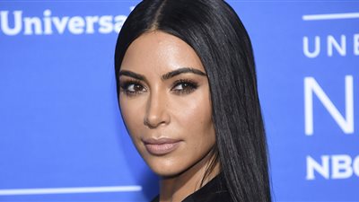 كيم كاردشيان عارية في جلسة تصوير مع ابنتها (صورة)