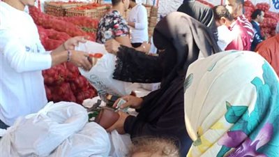 إقبال كثيف على منافذ مديرية أمن القاهرة لشراء الطماطم والبطاطس (صور)