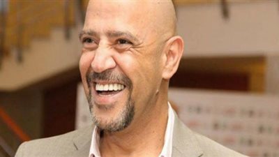 أشرف عبدالباقي يهنئ أوس أوس وخاطر على المطعم الجديد