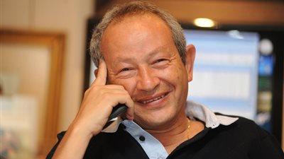 مواطن يسأل ساويرس عن تحويل أمواله للخارج؟.. شاهد رد رجل الأعمال؟!