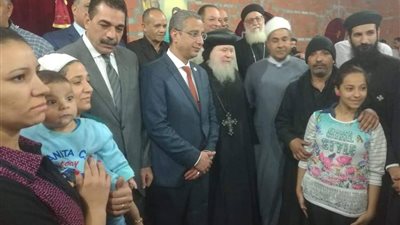 برفقة محافظ سوهاج.. زيارة الأنبا باخوم للناجين من الحادث الإرهابي (صور)