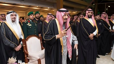 العاهل السعودي يؤدي رقصة “العرضة” في القصيم (فيديو)