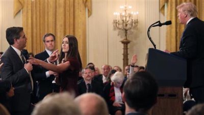 مواجهة بين ترامب وصحفى بـ“CNN” وموظفة البيت الأبيض تتدخل بعنف (فيديو)