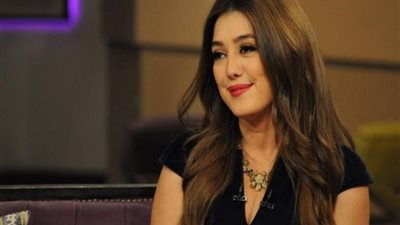 منى الشاذلي تهنيء كندا علوش على الهواء “حلقاتك برجلاتك”