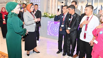 انتصار السيسي تلتقي طلاب مدرسة الأمل للصم والبكم (صور)