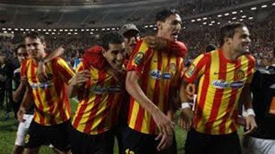 لاعبو الترجى يحتفلون بالبطولة الأفريقية في ملعب رادس